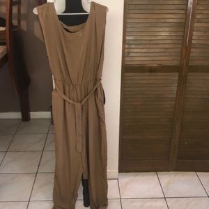 Solid cap sleeve jumpsuit.